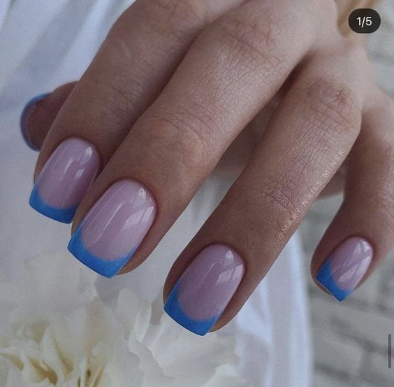 Unhas delicadas com francesinhas lindas na cor azul