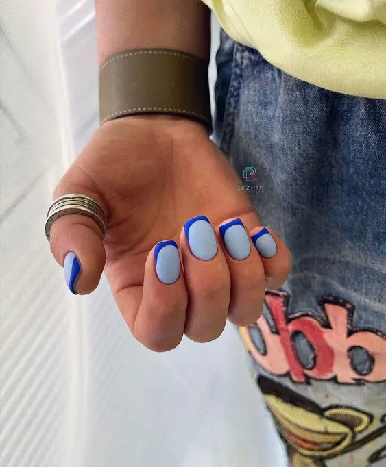 Esmaltação azul com pontas azul mais escuro