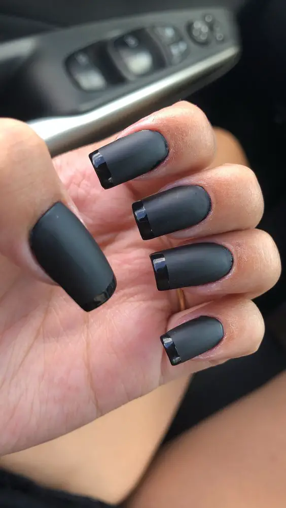 Linda esmaltação preta fosca com preto brilho