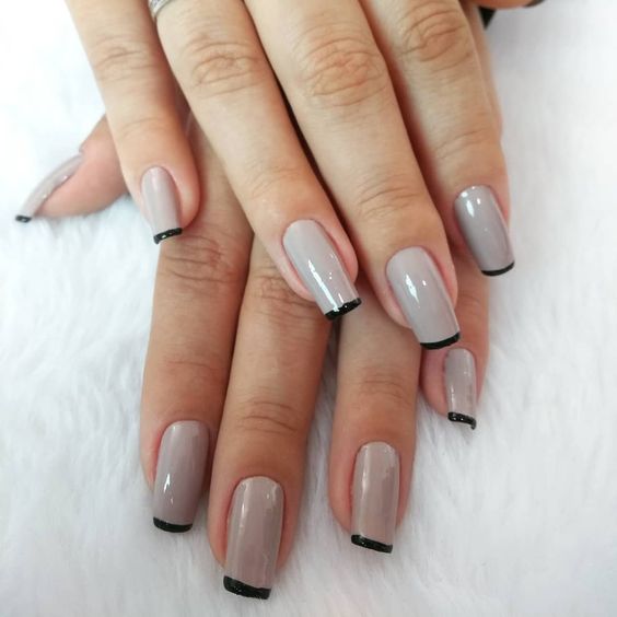 Combinação de unhas nude com preto