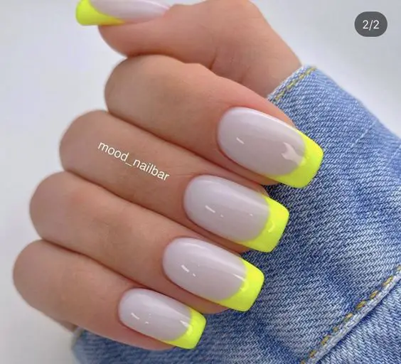 Unhas cinza com neon amarelo