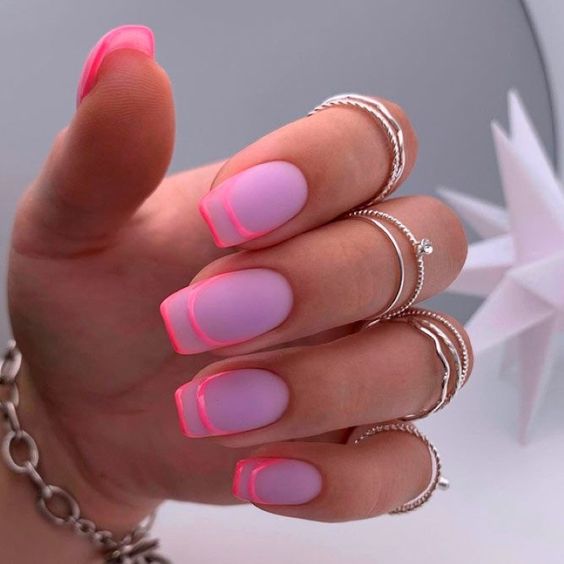 Foto de francesinha rosa neon com esmaltação lilás