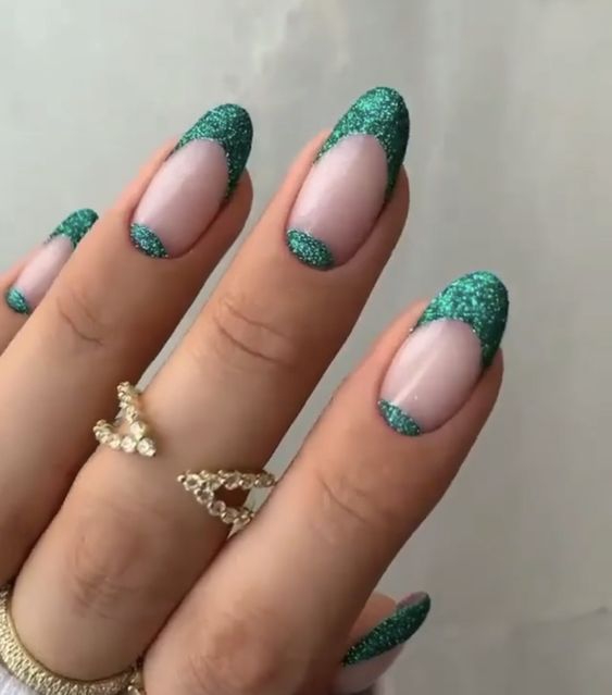 Exemplo de unhas amendoadas com glitter