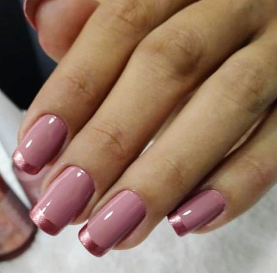 Esmaltação rosa com francesinha colorida com glitter rosa