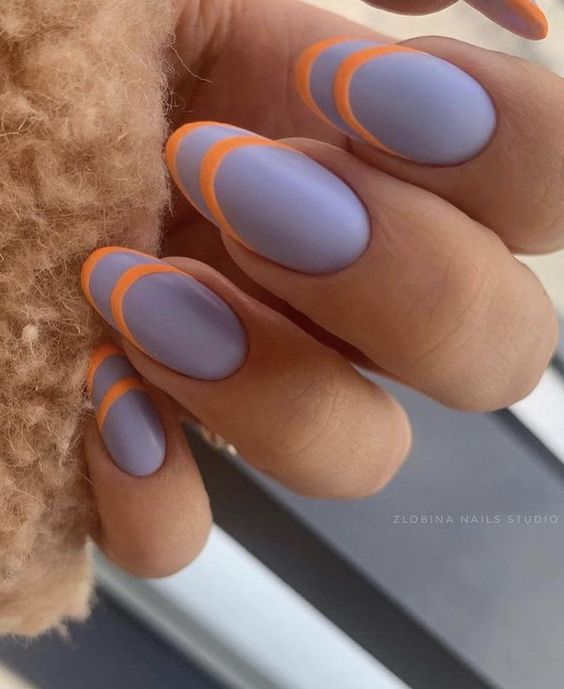 Modelo de unhas lilás com esmaltação laranja