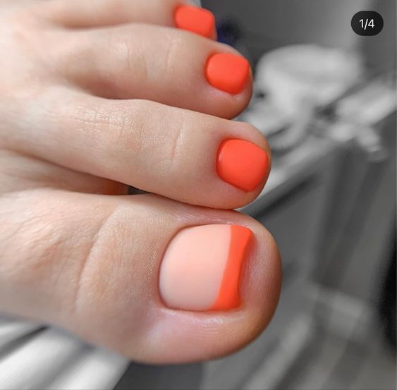 Foto de unha do dedo do pé com francesinha laranja
