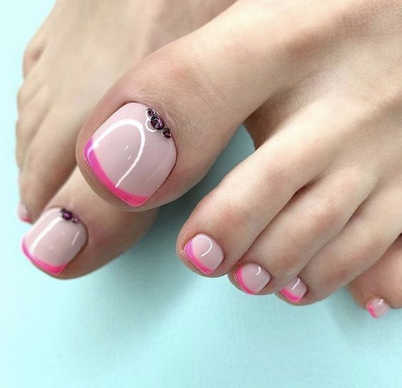 Exemplo de francesinha rosa para os pés com jóias no dedão