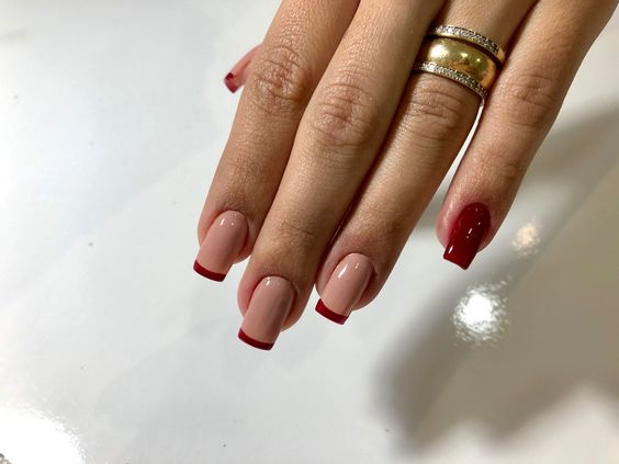 Ideia de unhas com esmalte nude e vermelho