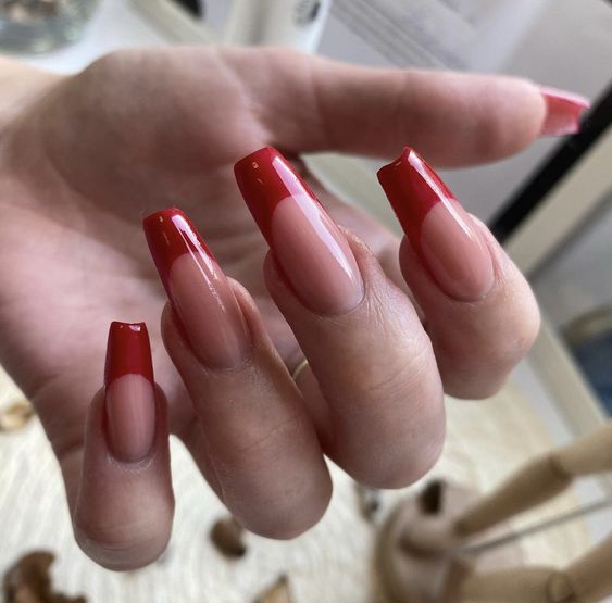 Unhas longas com francesinha vermelha