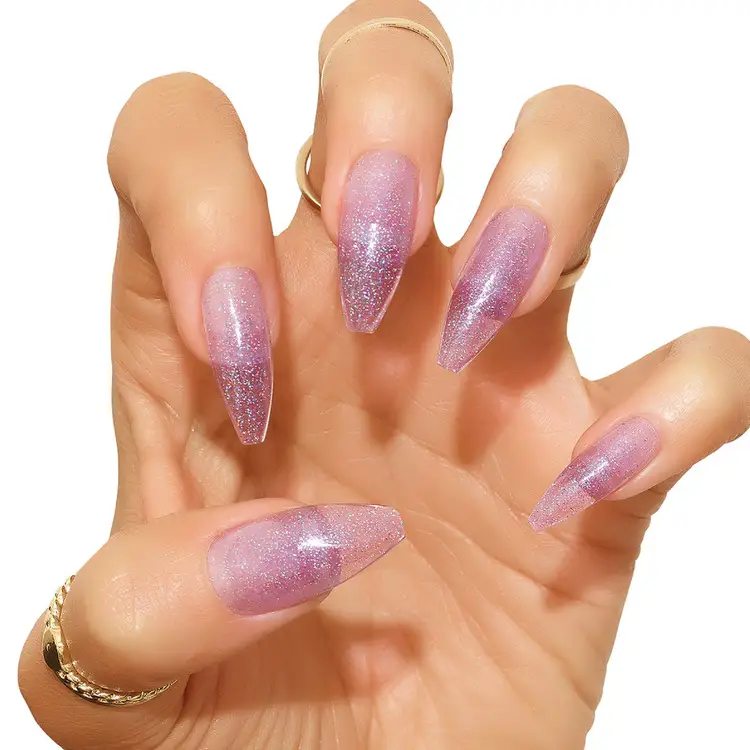 Foto de unhas lilás transparente com brilho