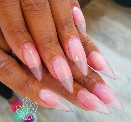 Lindas unhas em formato stiletto rose transparente