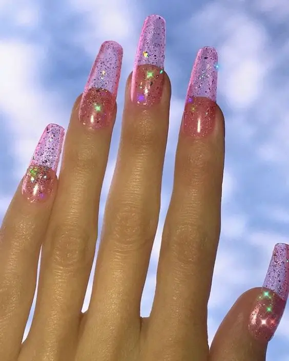 Foto de jelly nails rosa com céu atrás