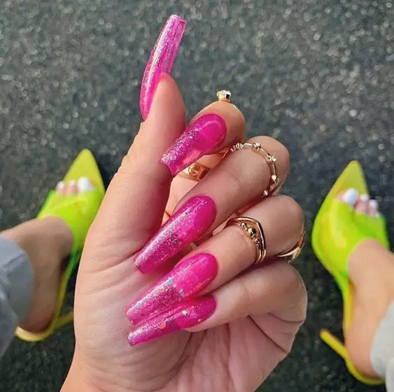 Foto de jelly nails rosa com glitter