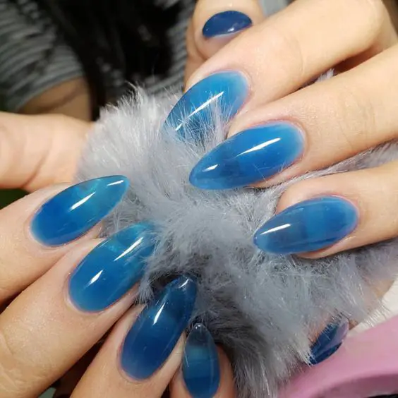 Foto de unhas amendoadas jelly nails azul