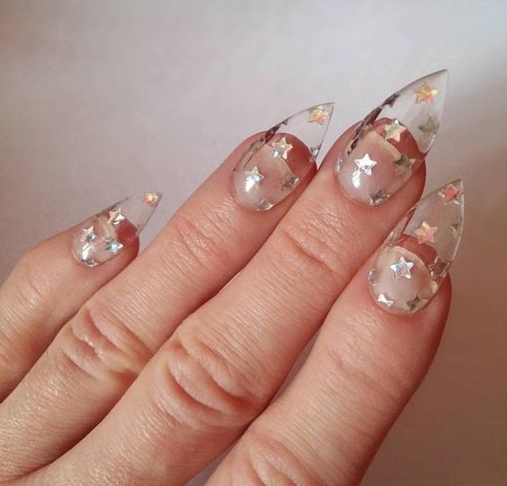 Modelo de jelly nails transparente com estrelas