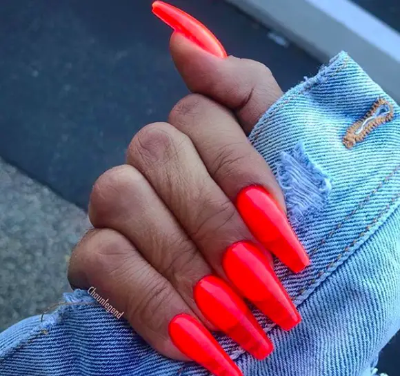 Modelo de jelly nails neon