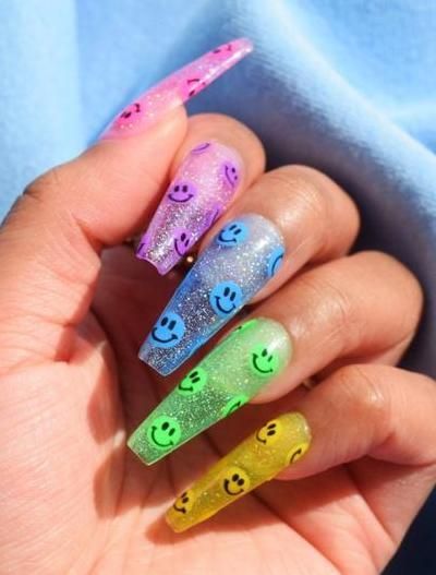 Nail art colorida com emojis