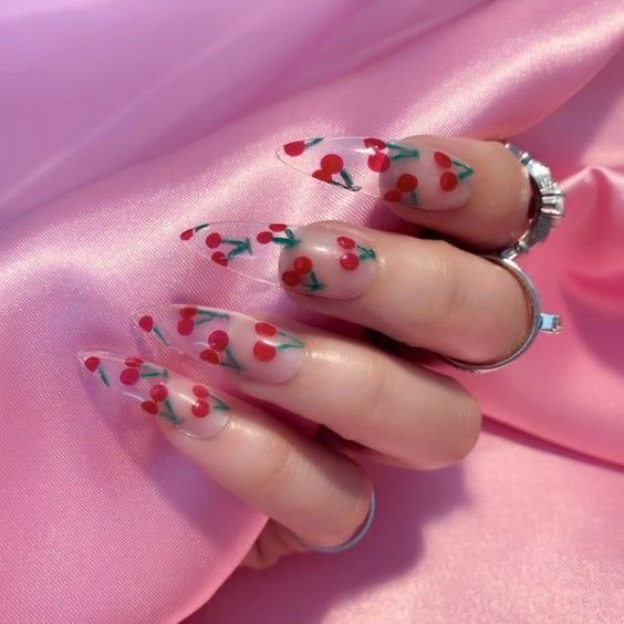Foto de unhas transparentes com desenhos de cereja