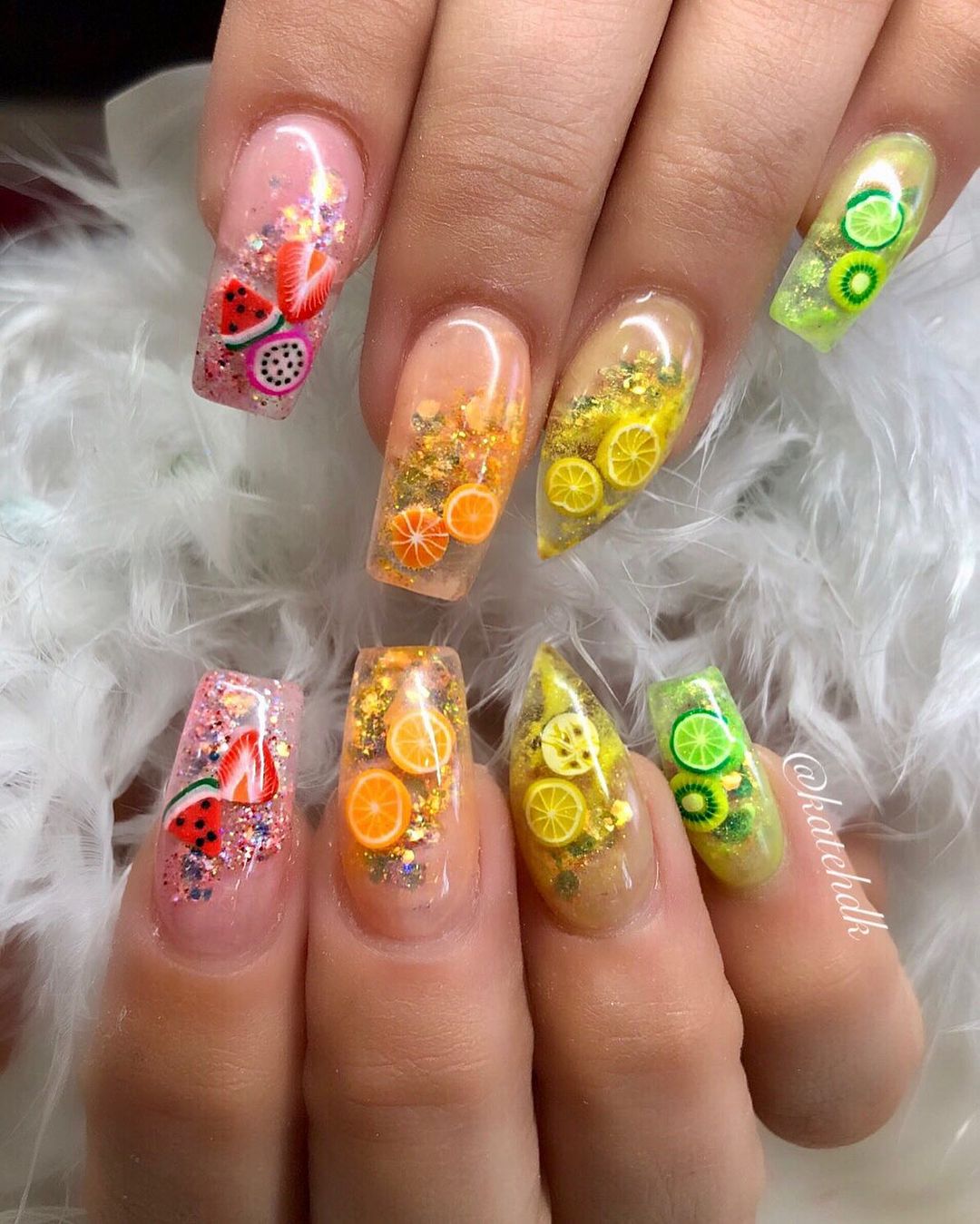 Lindo modelo de jelly nails com frutas colorido