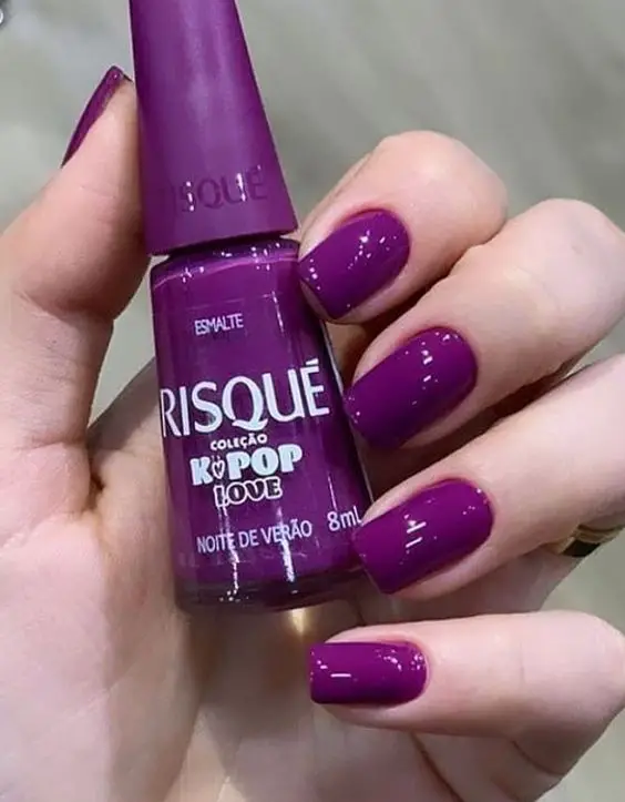 Esmaltação roxa da risque