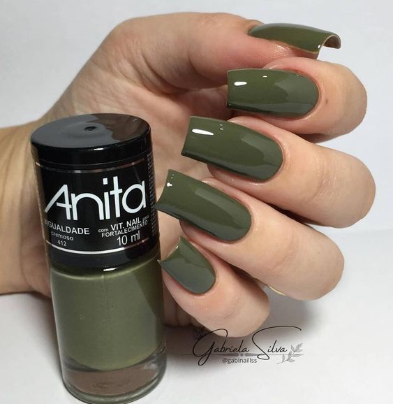 Foto de unhas com esmaltação verde da anita