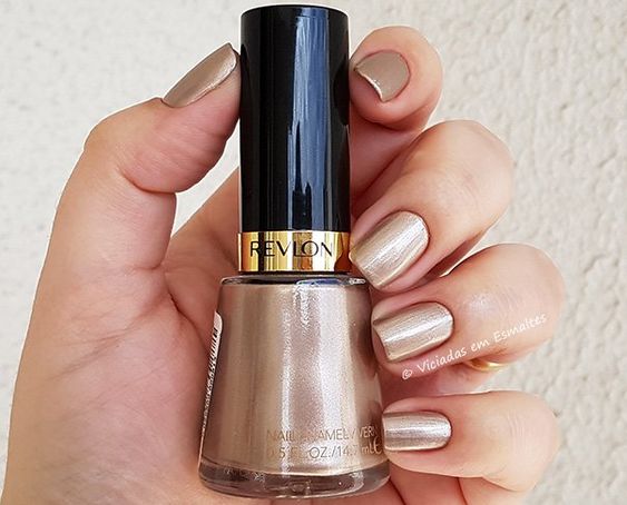 Exemplo de unhas com esmalte da revlon dourado