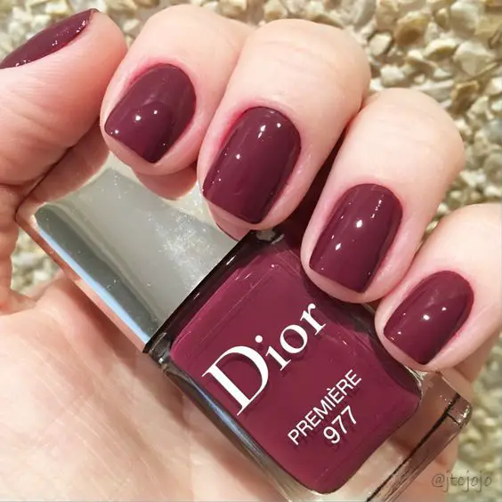 Demonstração de unhas vermelhas com esmalte Dior