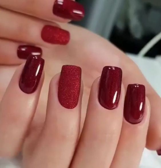 Unhas com esmalte vermelho cereja