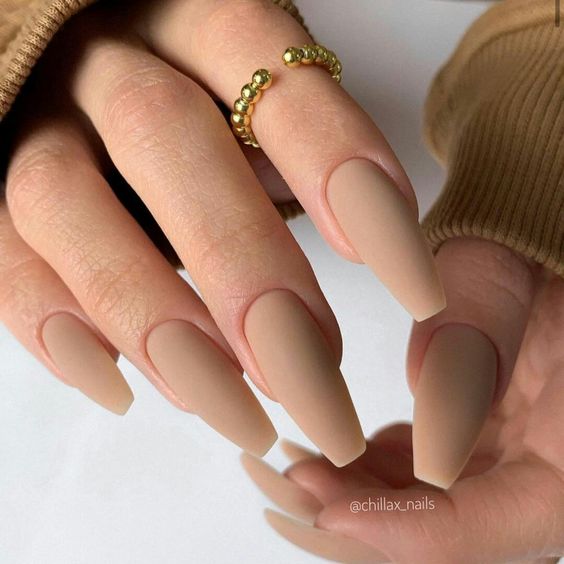 Unhas pintadas de nude