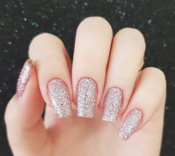 Modelo de unhas com glitter crystal avon