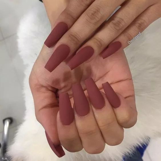 Unhas em tons de nude escuro