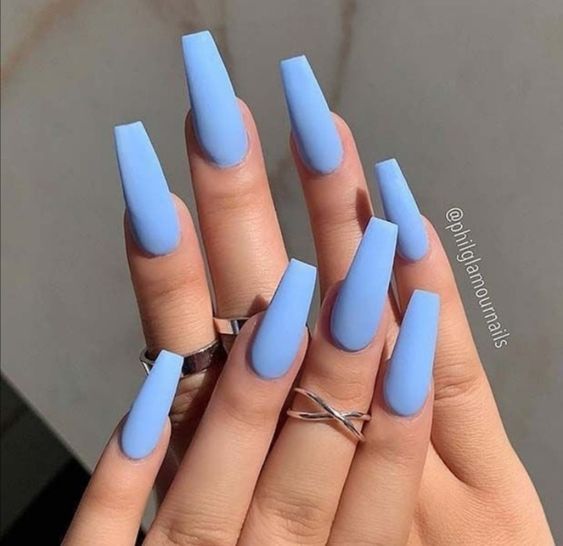 Modelo de unhas longas com esmaltação azul serenity