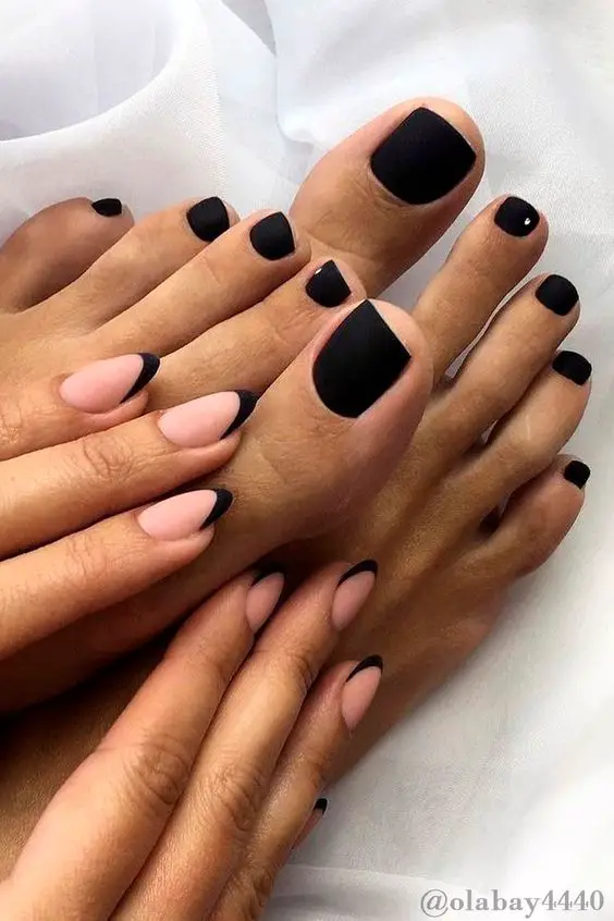 Foto de unhas das mãos e pés com esmalte preto fosco