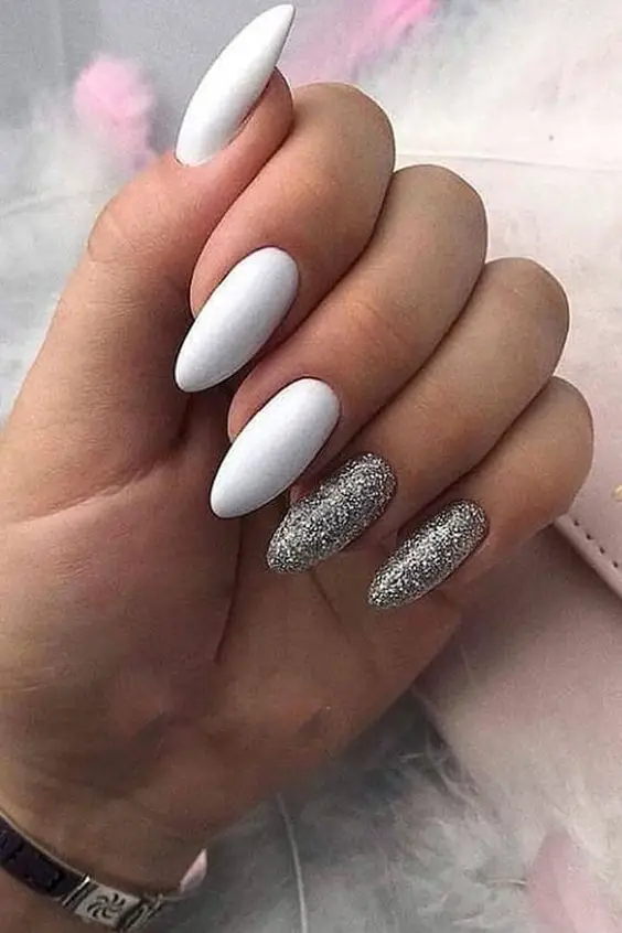 Modelo de unhas branca amendoadas com esmalte matte