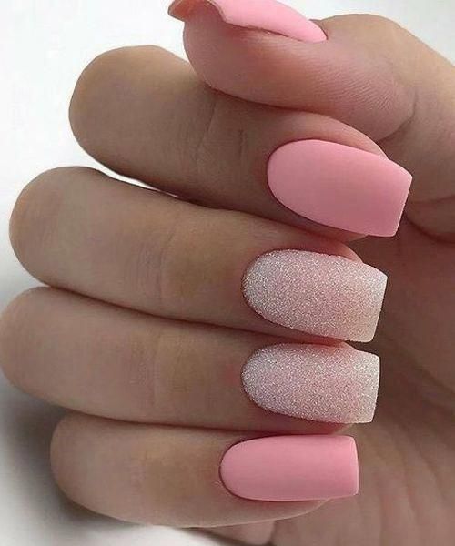 Exemplo de unhas rosas foscas, com irmãs gêmeas com brilho