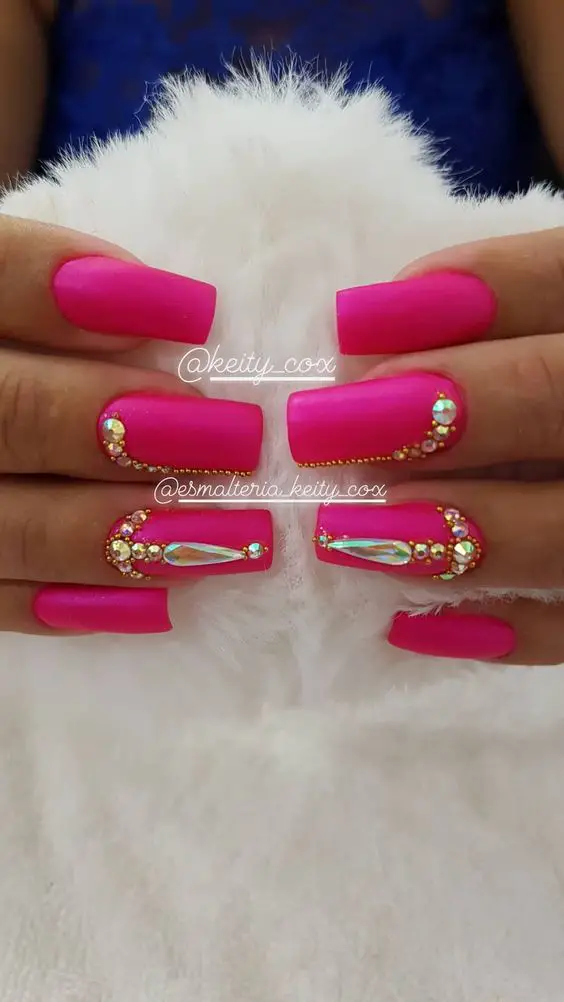 Demonstração de unhas em gel rosa pink foscas com jóias