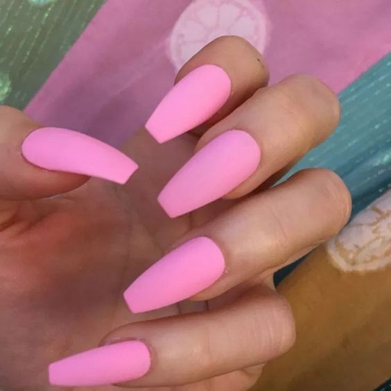 Perfeitas unhas decoradas com efeito matte rosa bebê