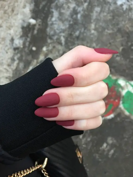 Linda esmaltação com efeito matte vermelha