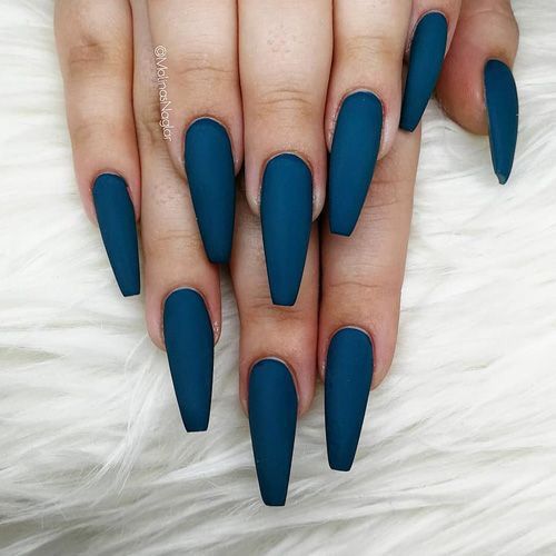 Foto de unhas longas azuis fosca decoradas