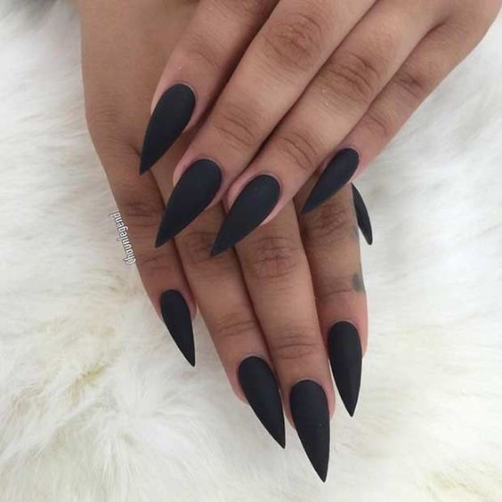 Foto de unhas stiletto com esmaltação preta