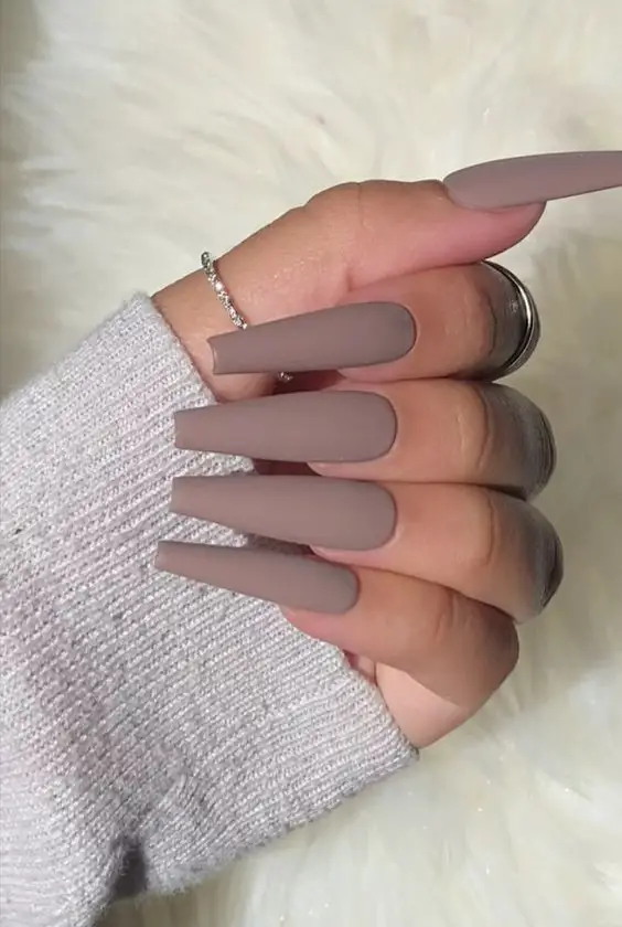 Esmaltação nude nas unhas com formato de bailarina