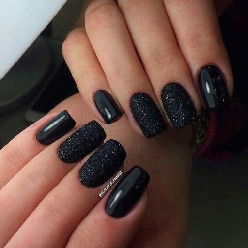 Esmaltação preta com glitter preto em duas unhas