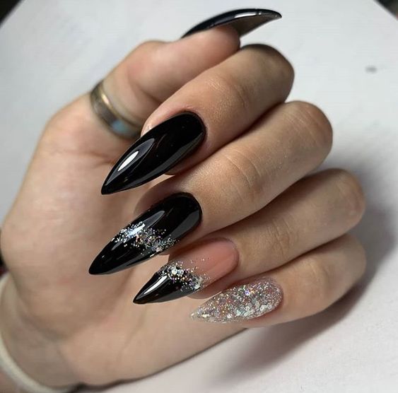 Exemplo de unhas stiletto pretas com glitter prata para formatura