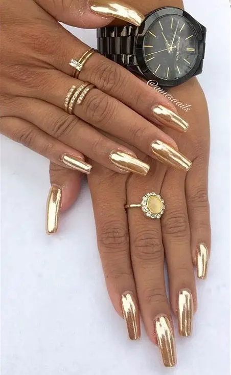 Exemplo de unhas com esmalte dourado