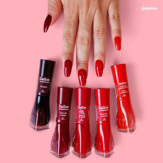 Esmaltação com vários tons de vermelho