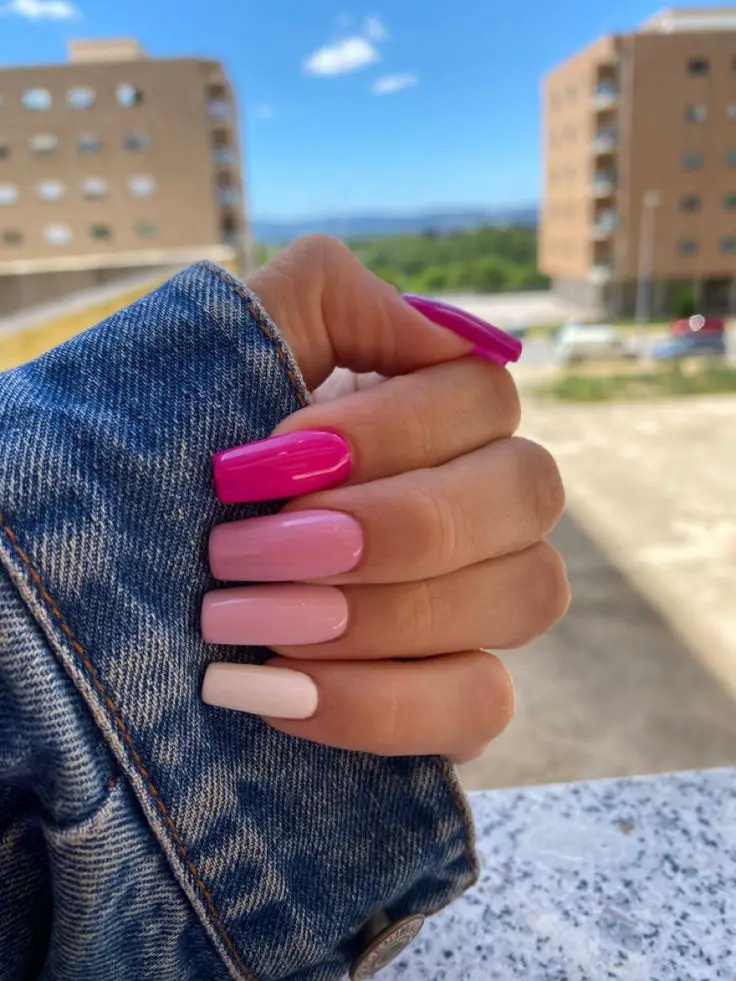 Unhas coloridas degrade rosa