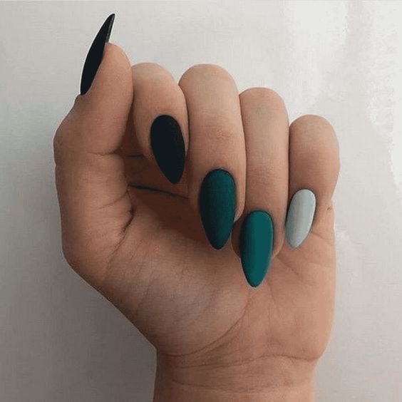 Foto de unhas com degrade verde