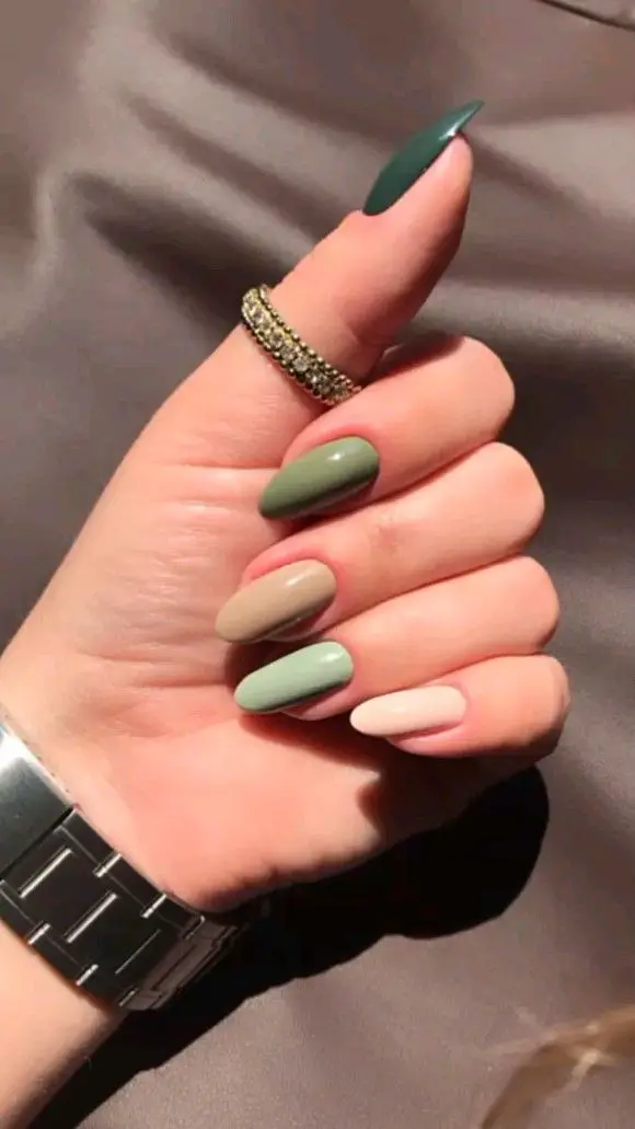 Exemplo de unhas com degrade verde e nude