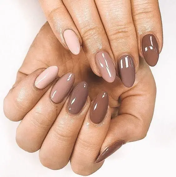 Lindas unhas com um degrade de tons nude