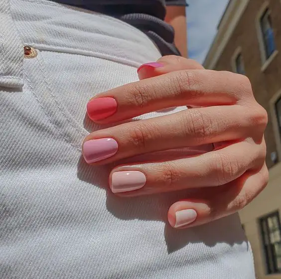 Foto de unhas com degrade rosa